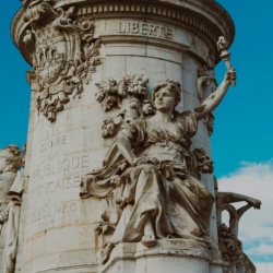 Statue de femme tenant une torche, inscription Liberté