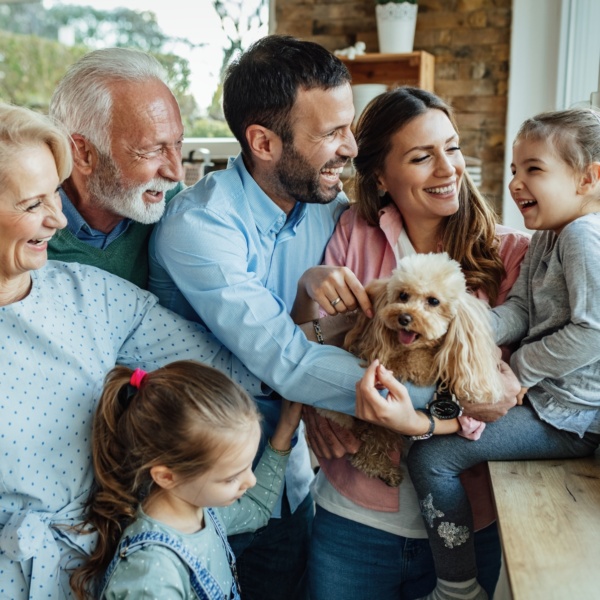 Famille joyeuse avec chien à la maison.