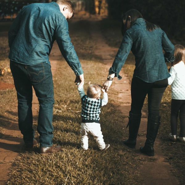 Famille marchant dans un parc, en plein air.