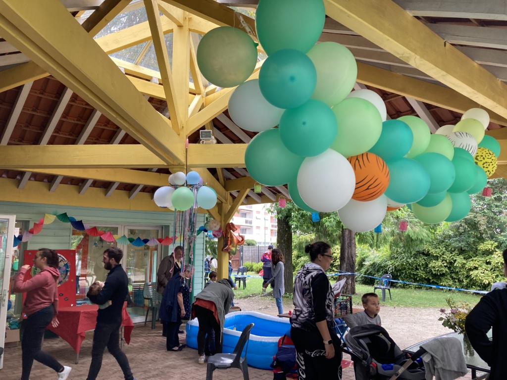 Fête d'anniversaire avec ballons et décorations colorées.